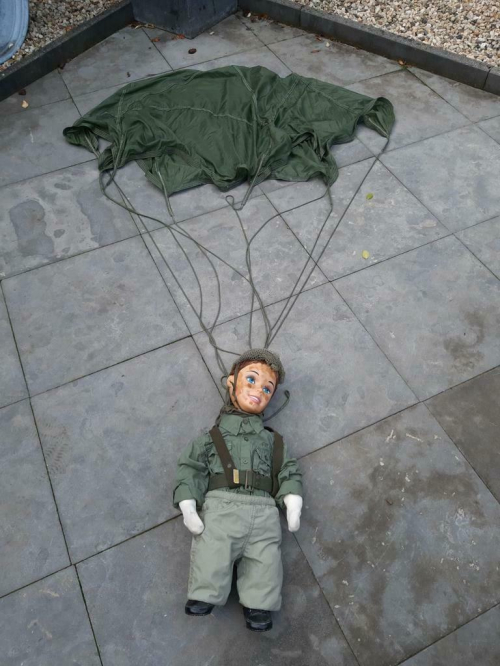 Da's apart, decoratieve militaire parachutist op schaal &#128526;