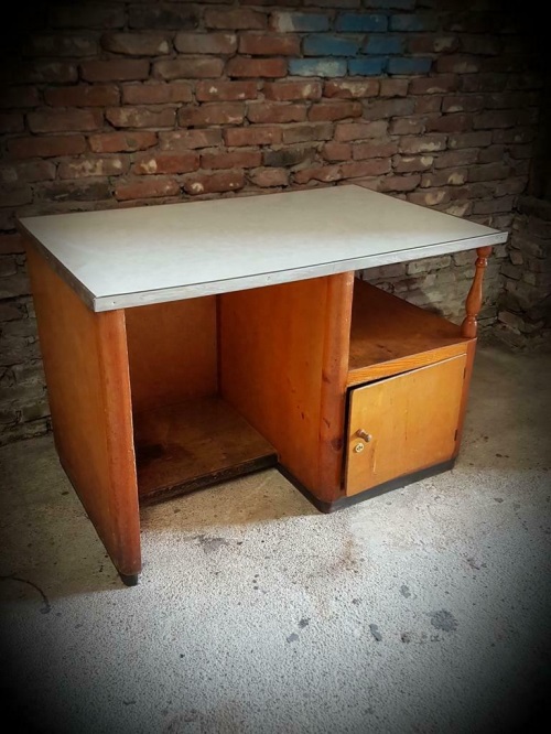 Vintage bureau, werktafels, werkplek uit Oekraïne